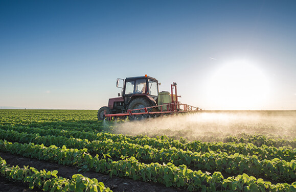 Feld wird gespritzt